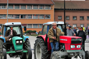 Bauern protestieren auf der Straße mit Traktoren